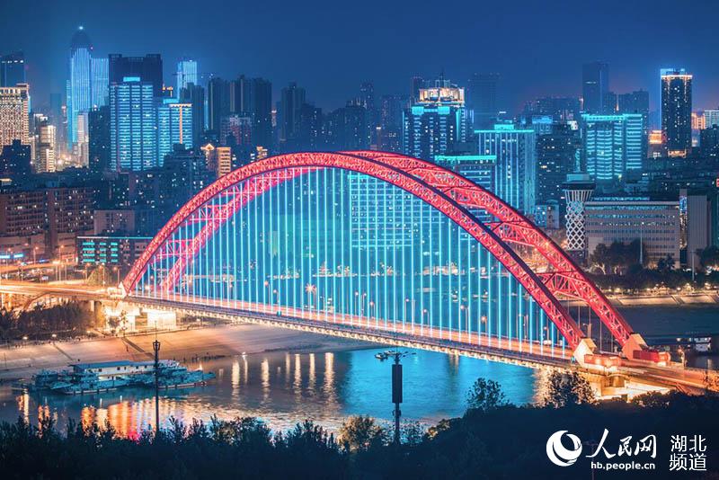 震撼！LED幕墻燈光技術(shù)助力70周年大型燈光秀，告白祖國！